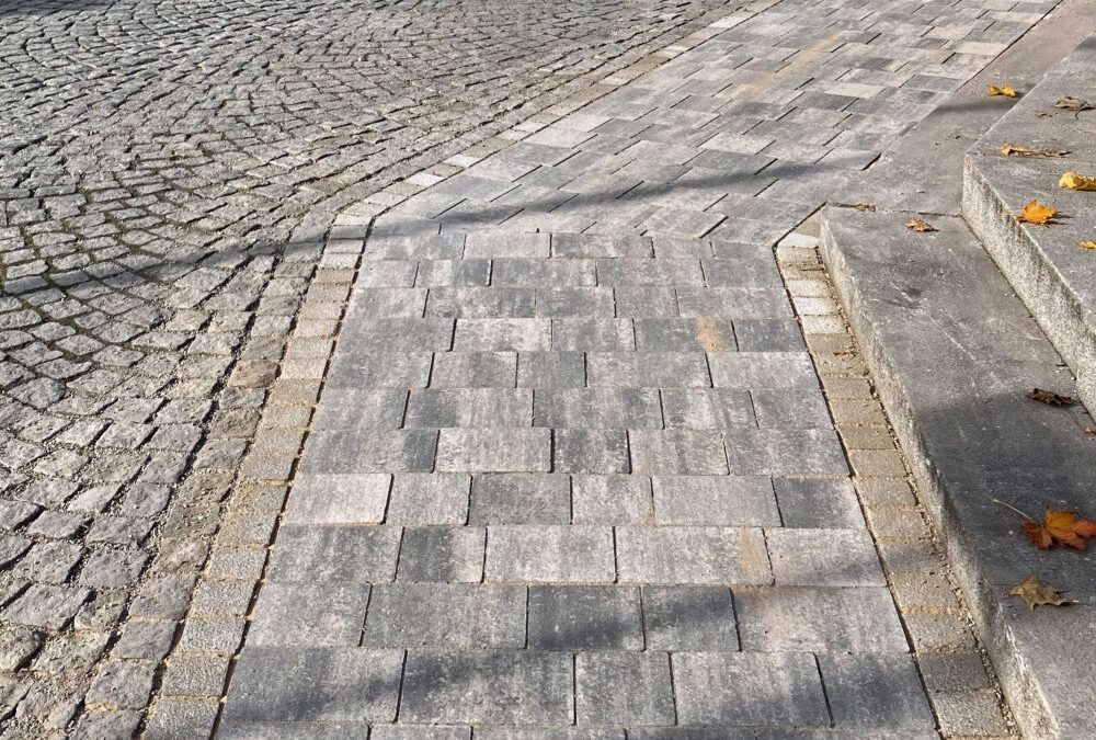 Sicher von A nach B kommen – neue Rollatorspur am Hafnermarkt wird gut angenommen
