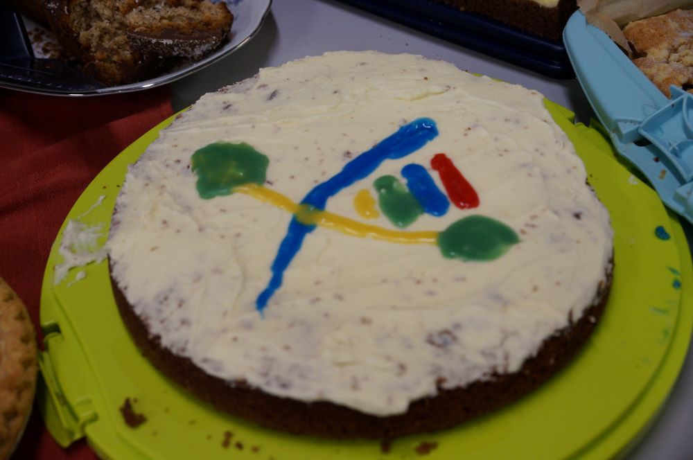 Tag der offenen Tür Bild Torte mit Schullogo DSC04428