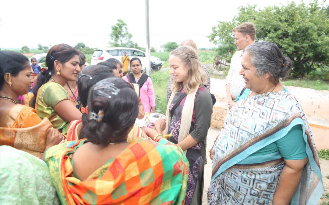 Als blonde weiße Frau nach Indien …