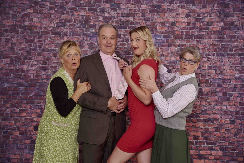 Frech und g’schert auf bayerisch — Chiemgauer Volkstheater mit neuem Stück in der Kulturfabrik
