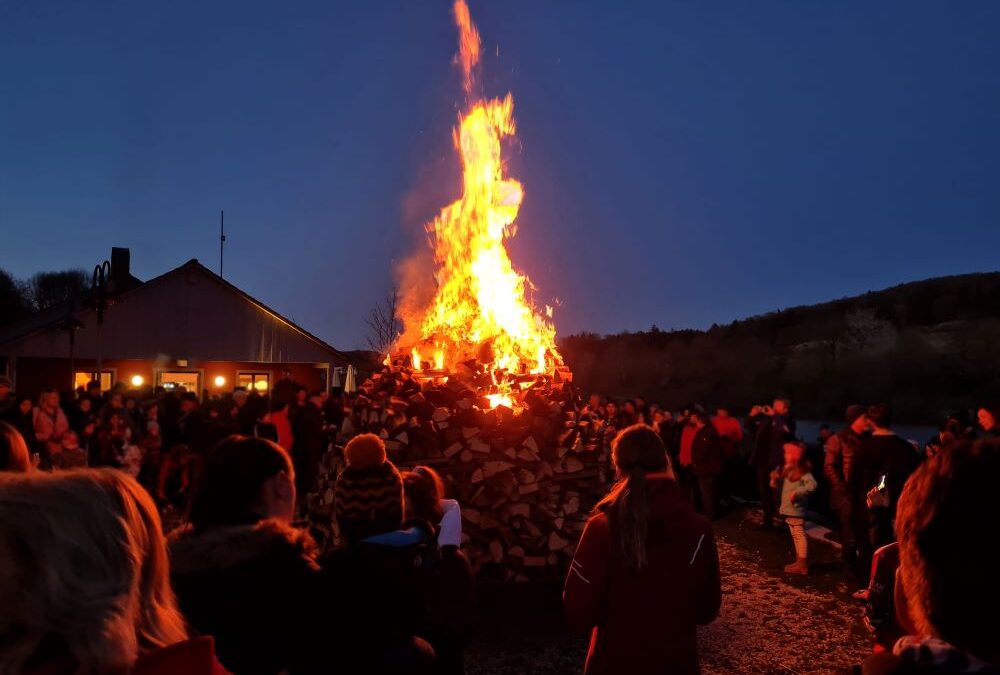 Mit Live-Musik und Stockbrotbacken: Osterfeuer am Hahnenkammsee
