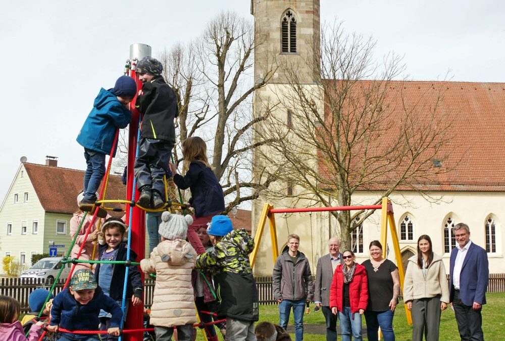 Ein Kletterturm für die Fliegerkinder – Neues Spielgerät für den Unterwurmbacher Spielplatz
