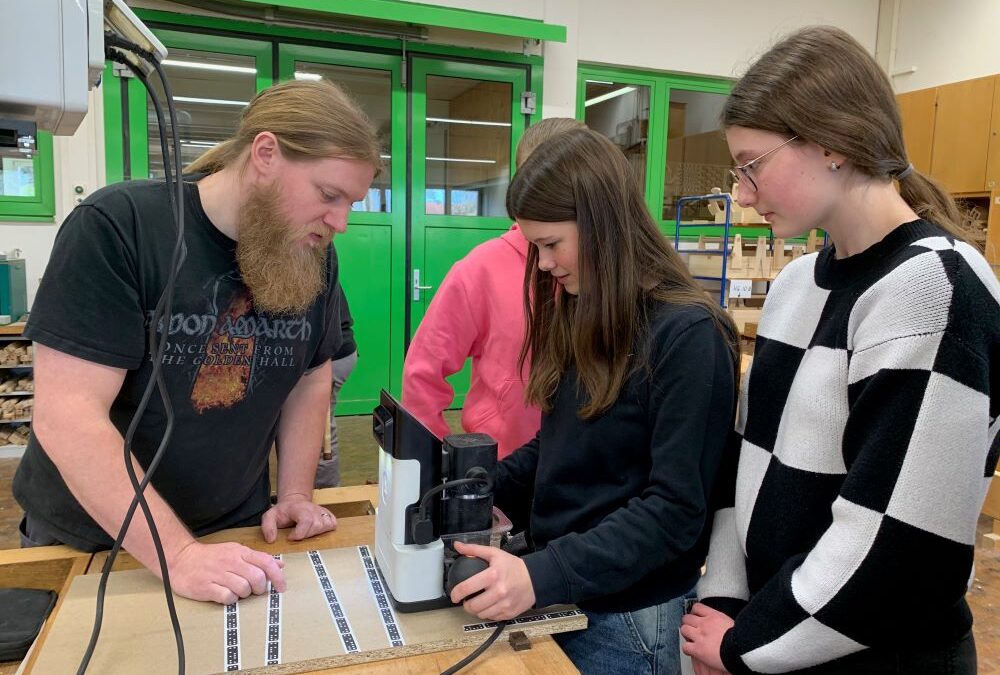 Schüler des Simon-Marius-Gymnasiums erkunden Handwerksberufe bei Besuch der Berufsschule Gunzenhausen