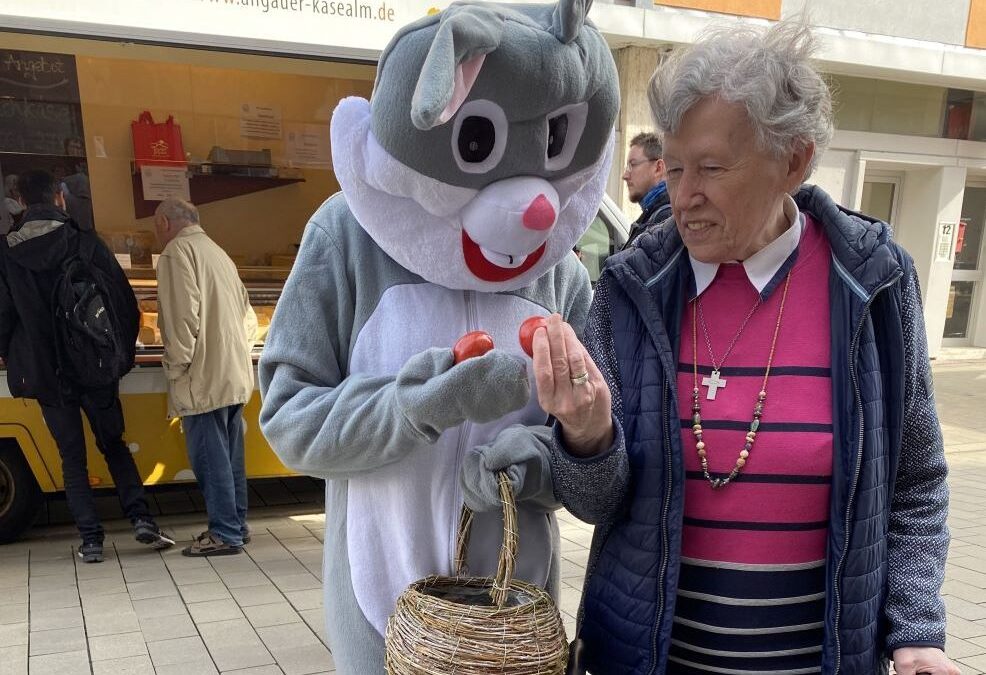 Osterhase auf dem Treuchtlinger Wochenmarkt verbreitet gute Laune