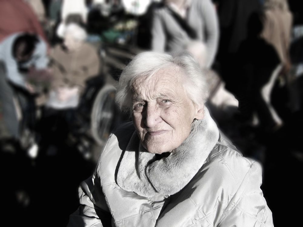 woman-100342_1280