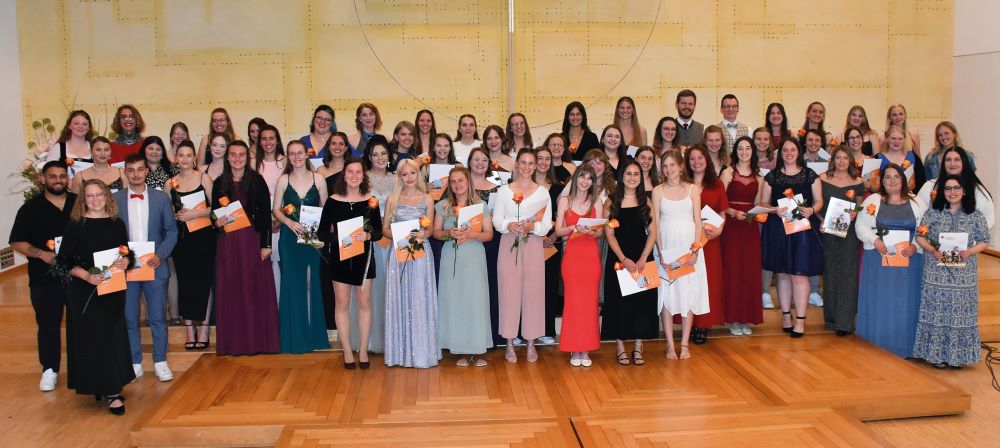 Feierliche Verabschiedung von 60 Absolventinnen und Absolventen der Fachakademie für Sozialpädagogik der Stiftung Hensoltshöhe Gunzenhausen