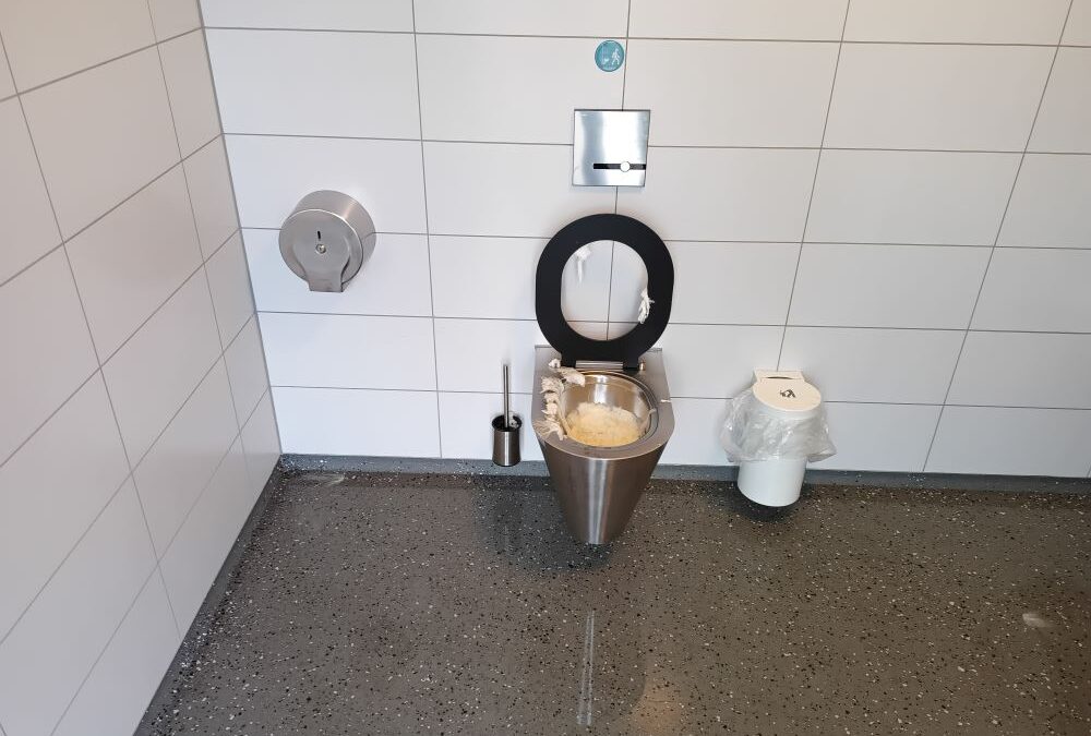Dreckbärenalarm in Gunzenhausen! Öffentliche Toiletten werden absichtlich verunreinigt