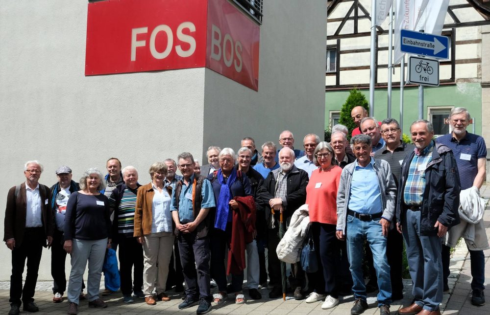 Nach 50 Jahren zurück an die alte Schule — Abiturjahrgang 1974 besucht das Schulgebäude in der Wildbadstraße