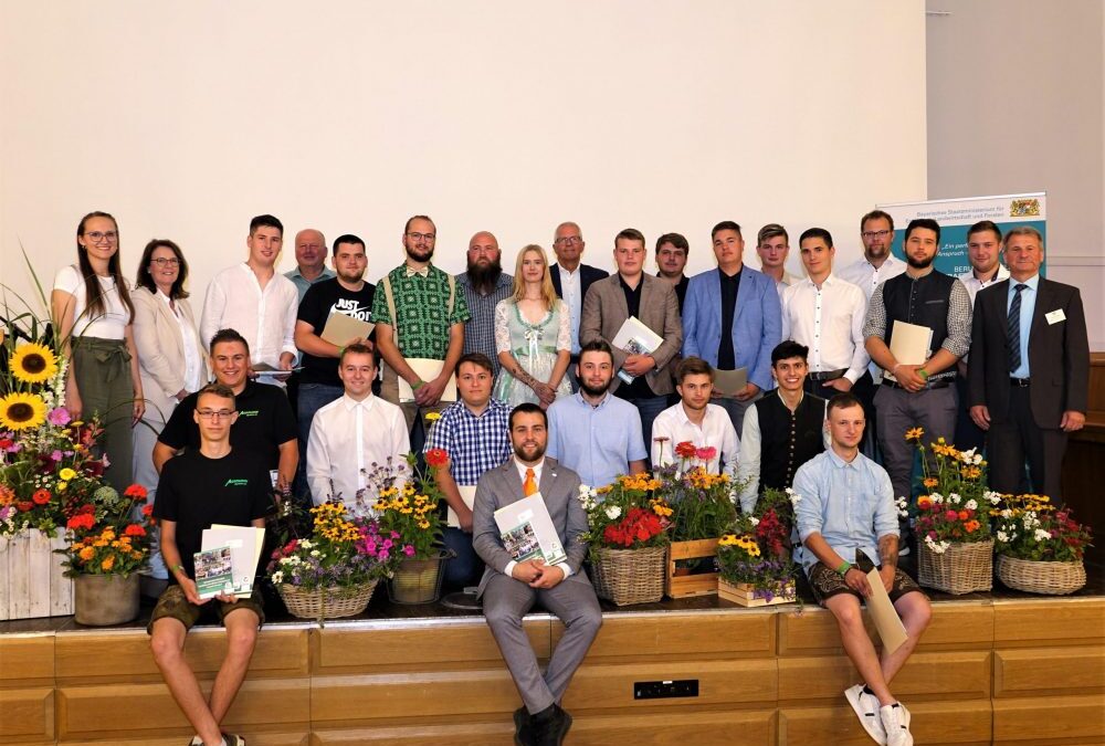 Fachkräfte für Agrarservice und Agrarservicemeister in Mittelfranken verabschiedet