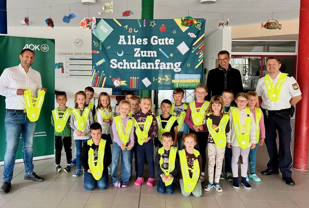 Sicherheit für Erstklässler — AOK und Verkehrswacht sorgen für bessere Sichtbarkeit auf dem Schulweg
