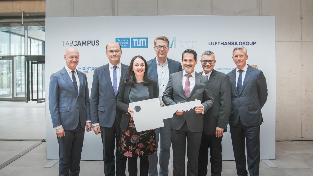 Wissenschaftsminister Markus Blume mit Herrn Jost Lammers, Finanziminster Albert Füracker, Frau Nathalie Leroy, Prof. Thomas F. Hofmann, Staatsminister Dr. Florian Herrmann und Joerg Eberhart