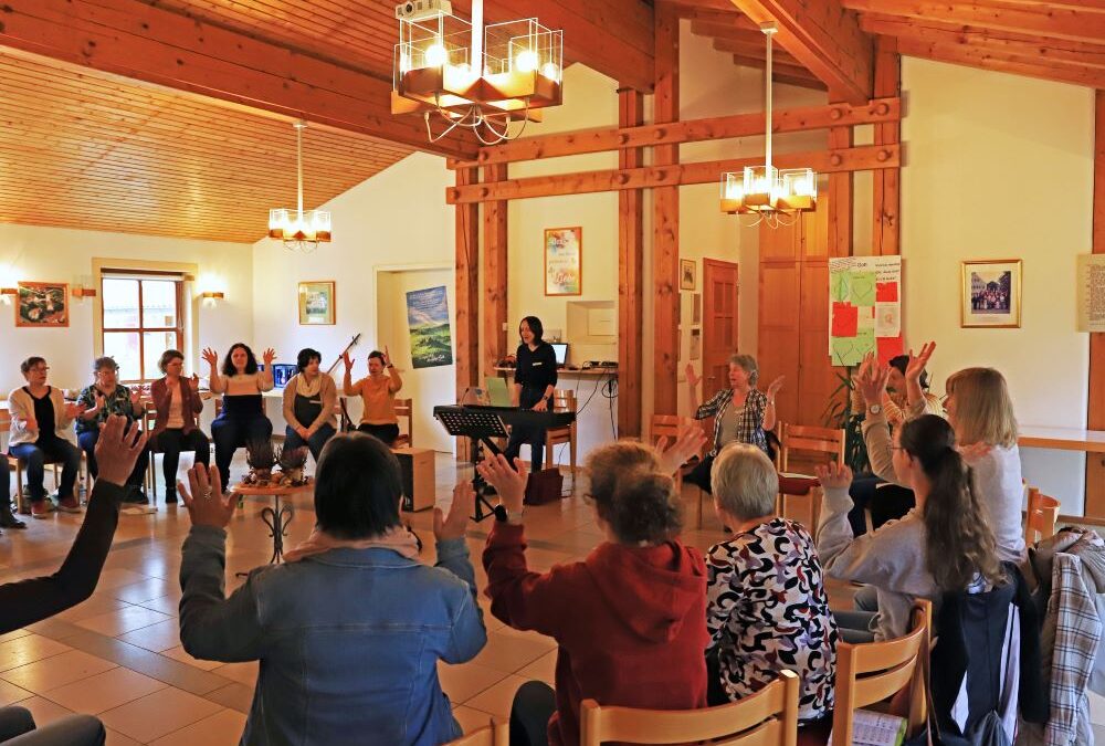 Fröhliche Runde beim Kinderkirchenlieder-Workshop