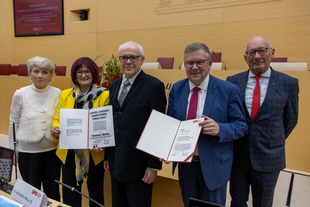 Christa Naaß zeichnet ehemaligen tschechischen Premierminister Špidla aus