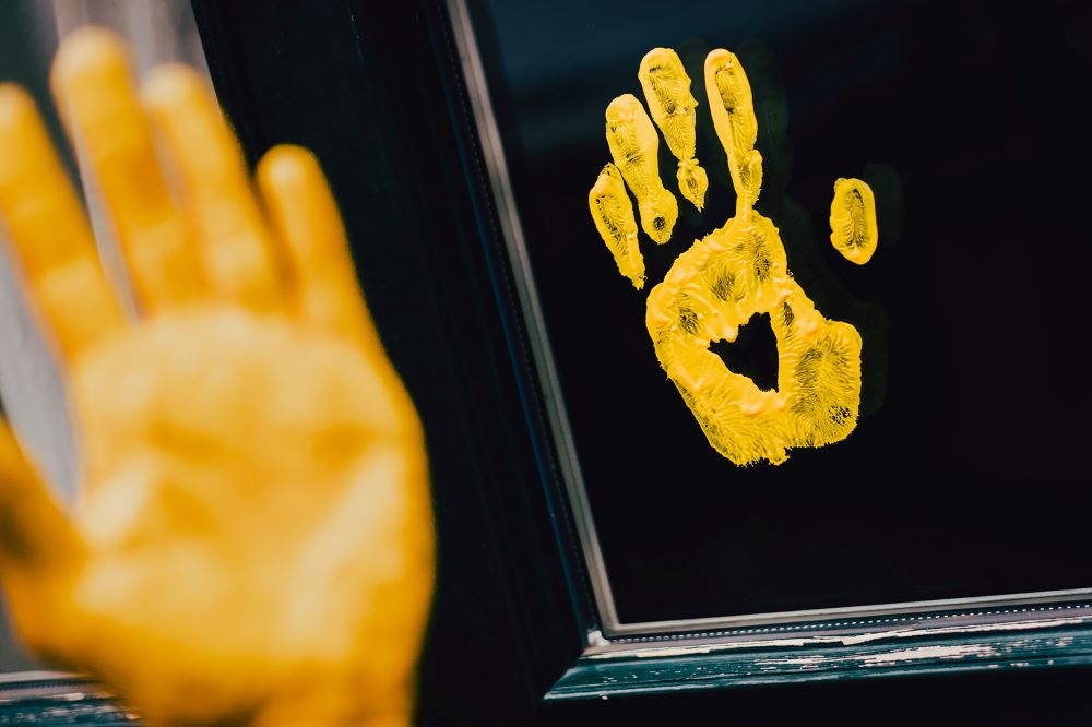 Gelbe Hand mit Herz