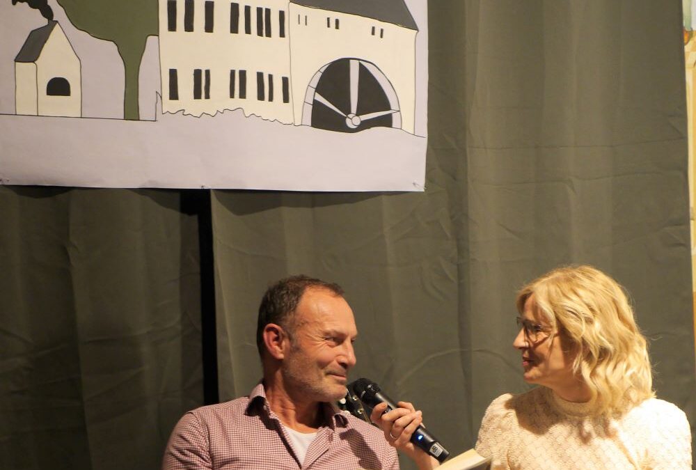 Mühlenbrot und eine sympathische Autorin — Martina Bogdahn brachte bei ihrer „Mühlensommer“-Lesung das Publikum zum Mitmachen