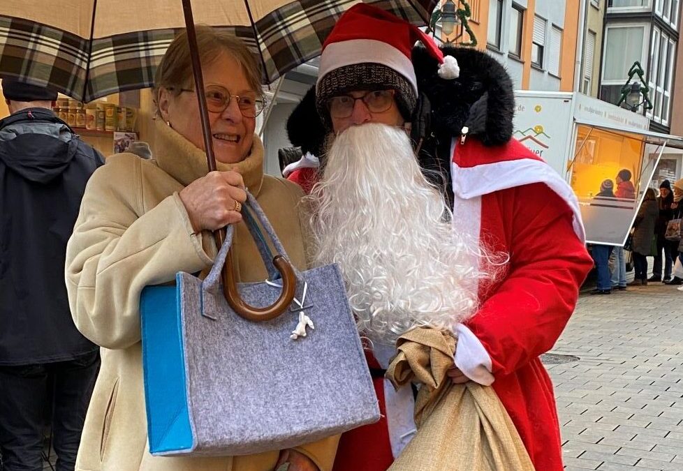 Weihnachtsüberraschung auf dem Treuchtlinger Wochenmarkt trotz stürmischem Wetter ein Erfolg