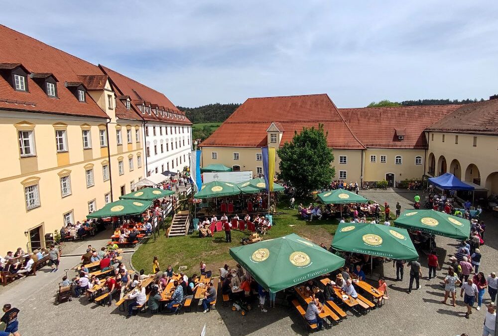 Kloster Maibockfest im neu renovierten Innenhof