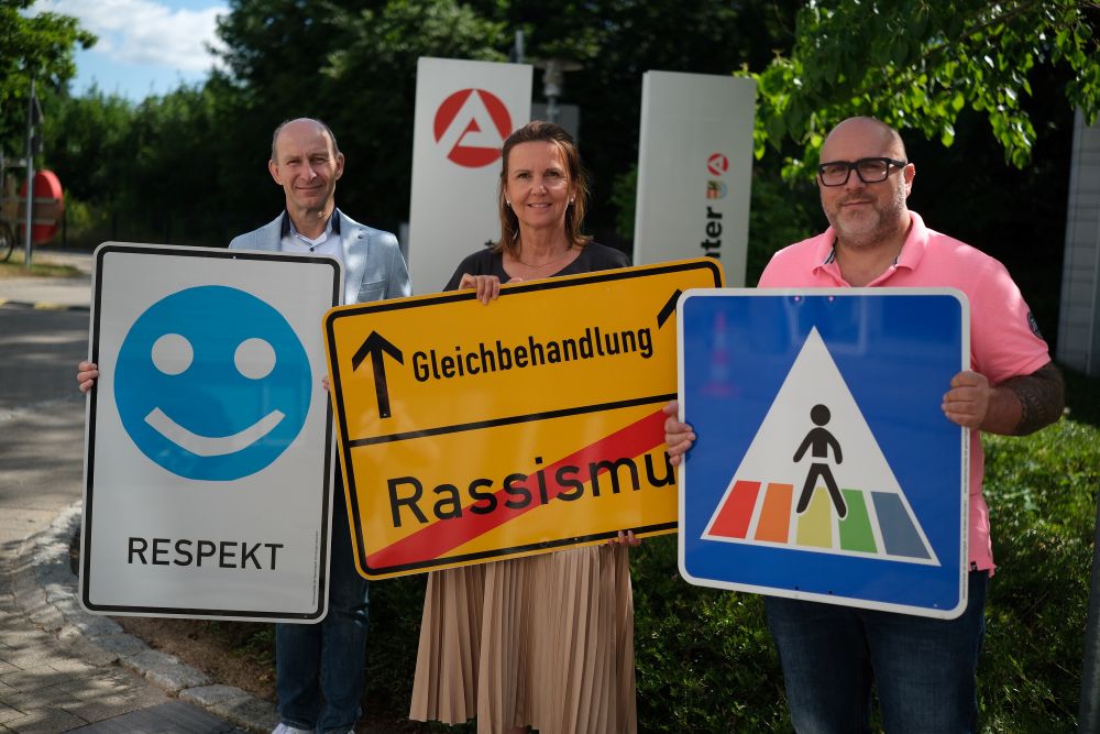 Kunstaktion — Agentur für Arbeit zeigt klare Kante: „Schilder der Gerechtigkeit“ vor Dienststelle