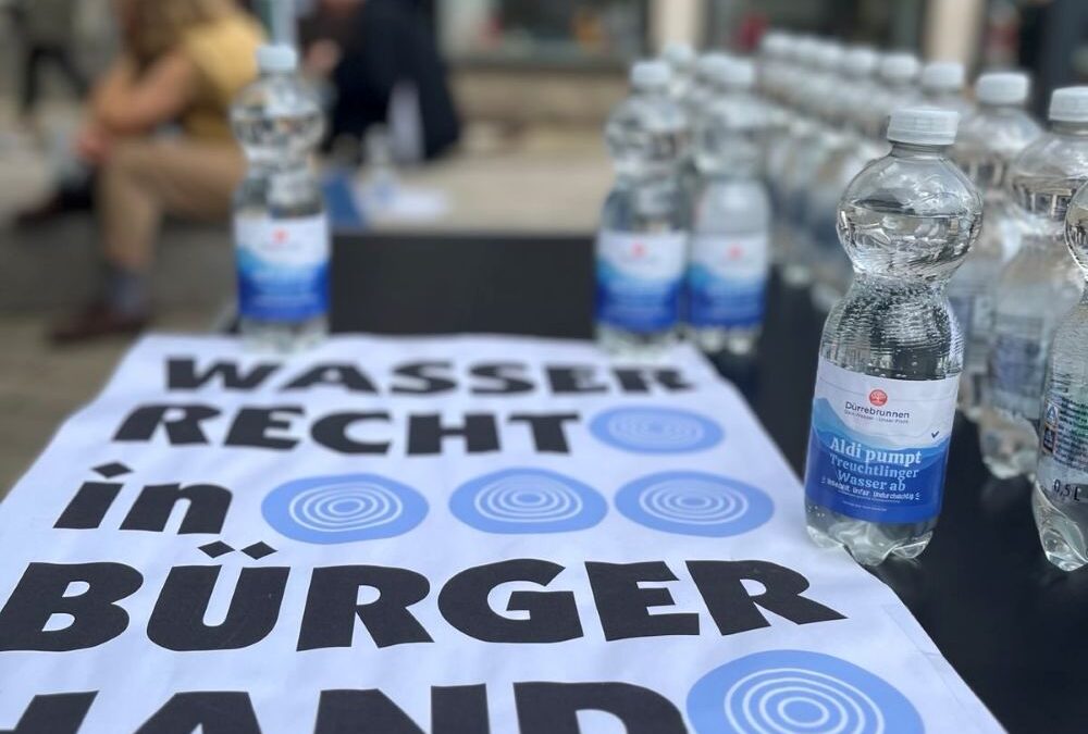 Wasser verschenkt, weil Aldi es kostenlos abpumpt– Protestaktion in Treuchtlingen sorgt für Aufsehen