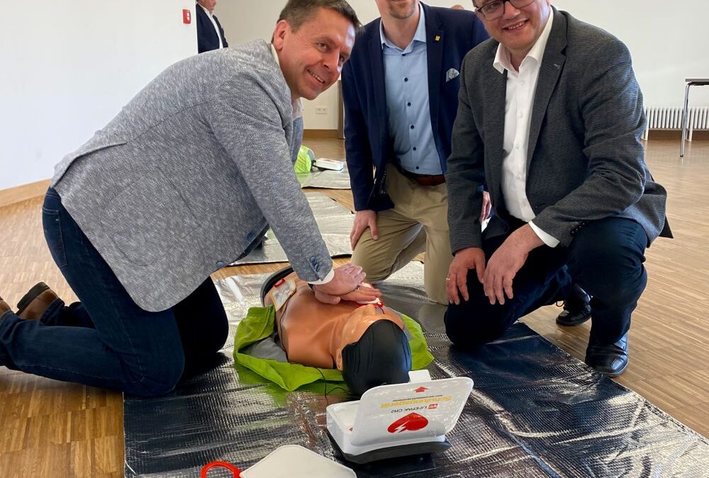 Erste Hilfe Kurs für zwei Landräte und einen Oberbürgermeister