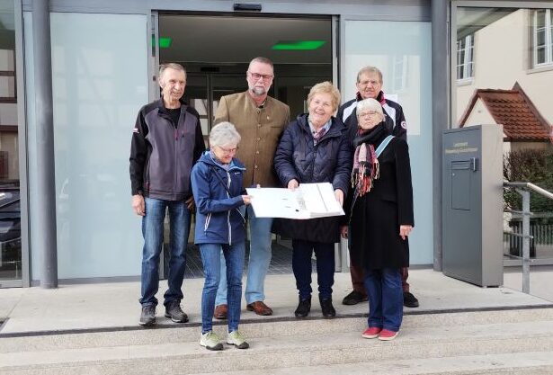 Übergabe der unterschriebenen Petition an Landrat Manauel Westphal