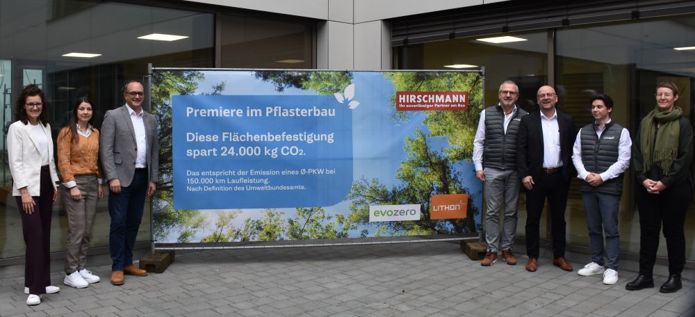 Nr. 2025_231 Weltpremiere in Treuchtlingen Lithonplus setzt erstmals Pflastersteine aus evoZero-Zement ein