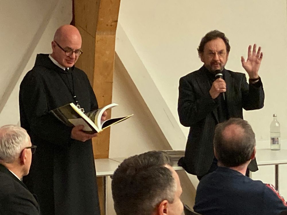 Abt Beda Maria Sonnenberg und Heribert Prantl bei der Fragerunde.