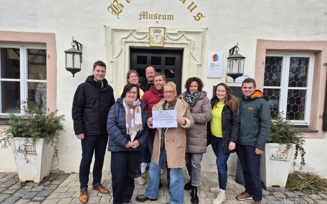 AWO Pleinfeld übergibt 700 €-Spende an das Helfernetz des Mehrgenerationenhauses Pleinfeld