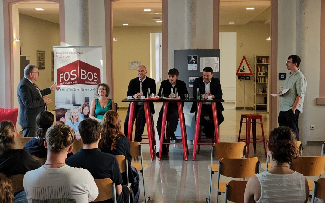 Neu gewählte Stadträte zur Verfassungsdreiviertelstunde an der FOSBOS Weißenburg